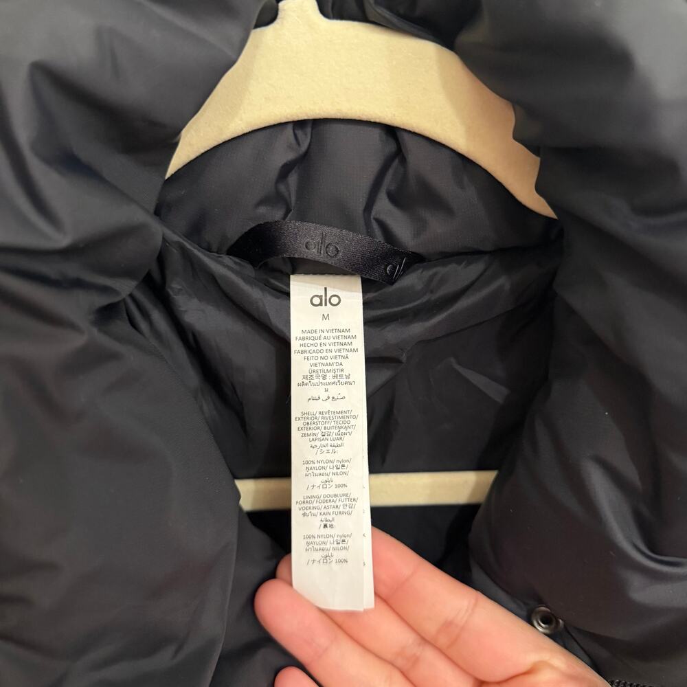 Alo Yoga Gold Rush Puffer in Black Size Medium - Picture 7 of 9